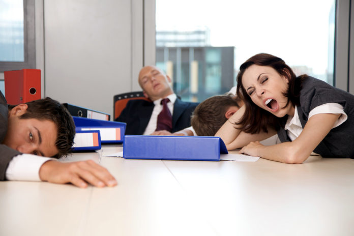 Уставшие менеджеры спят в офисе